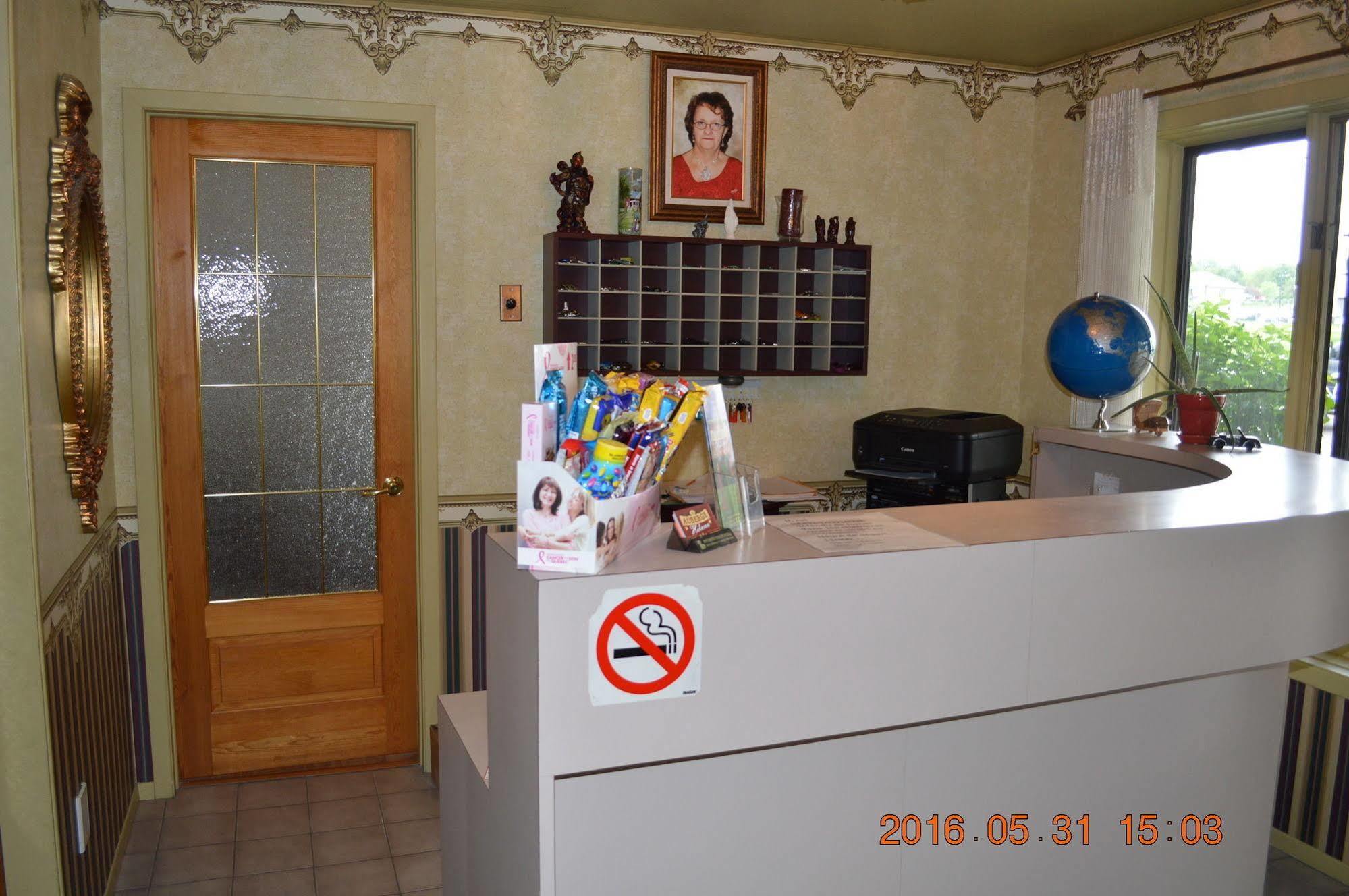Motel-Auberge Helene Вікторіявіль Екстер'єр фото