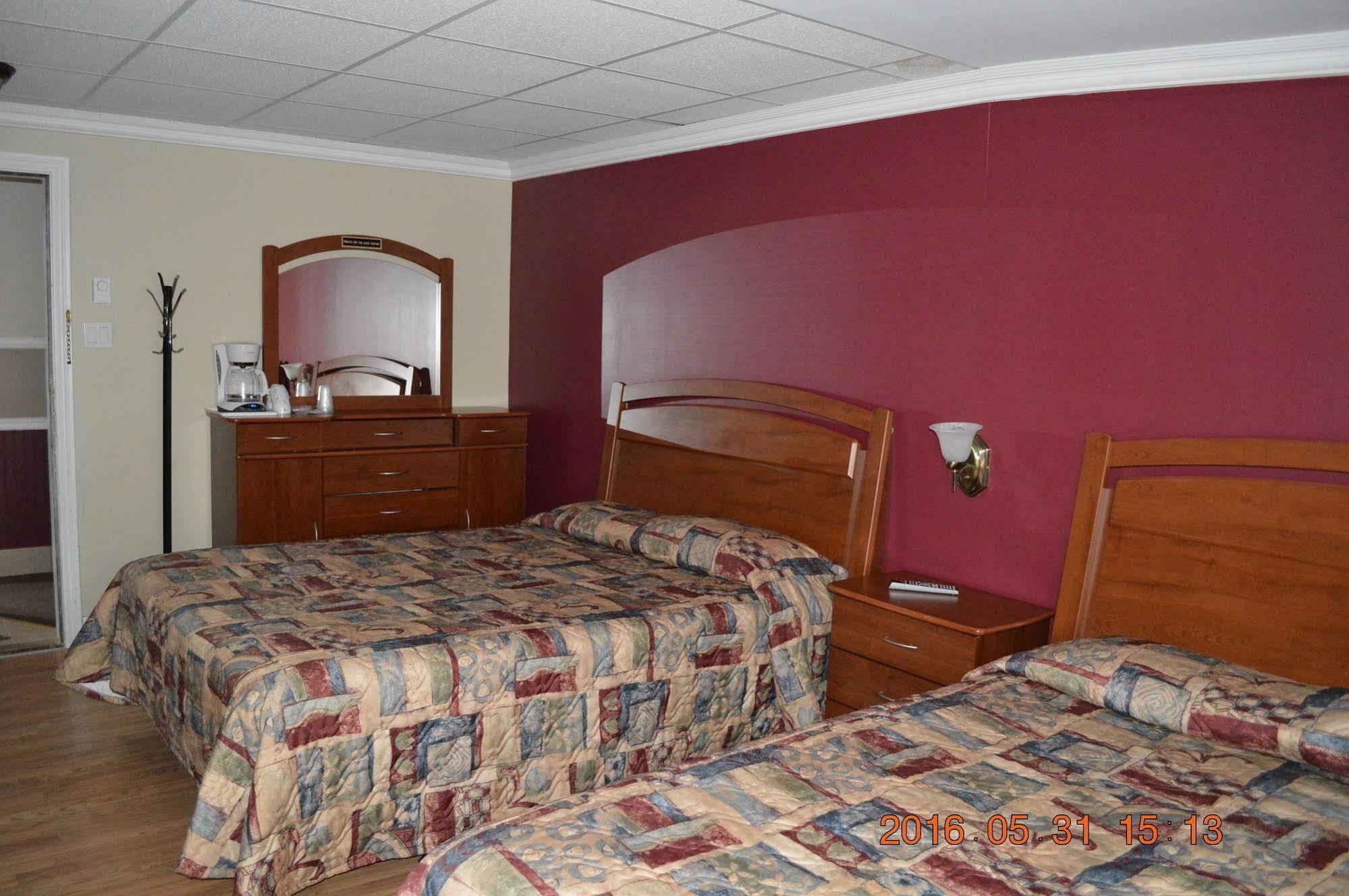 Motel-Auberge Helene Вікторіявіль Екстер'єр фото
