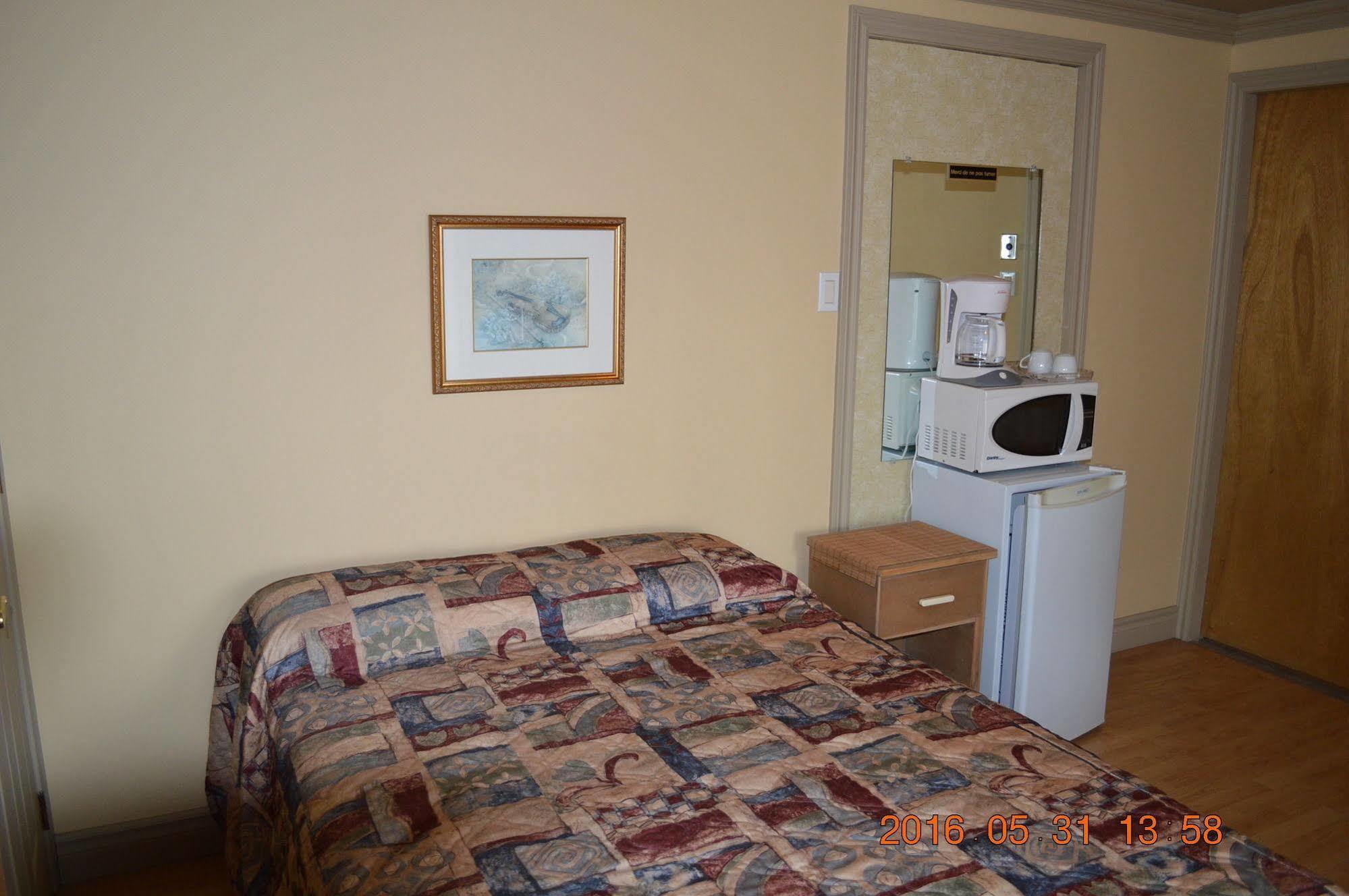 Motel-Auberge Helene Вікторіявіль Екстер'єр фото