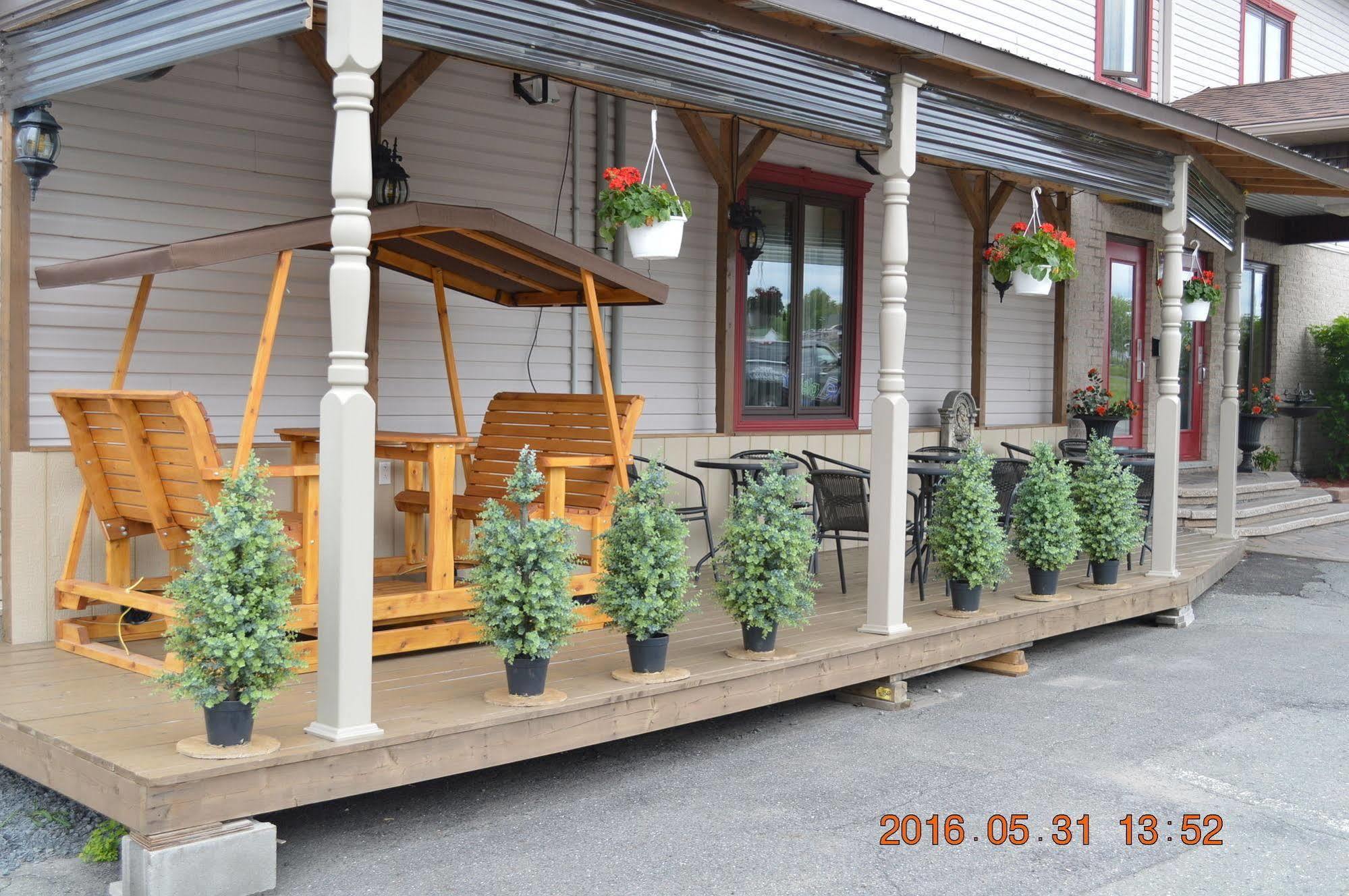 Motel-Auberge Helene Вікторіявіль Екстер'єр фото